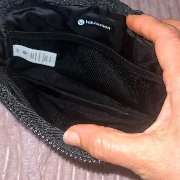 Lululemon Everywhere Belt Bag 2L BLACK w/silver metal tone  display picture 2